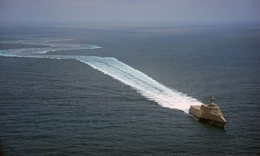 The littoral combat ship USS Independence (LCS 2) demonstrates its maneuvering capabilities in the Pacific Ocean off the coast of San Diego.  The littoral combat ship (LCS) is a class of relatively small surface vessels intended for operations in the littoral zone (close to shore) by the United States Navy. It can be fitted with interchangeable mission packages such as surface warfare, minesweeping and anti-submarine warfare.  (Source: cri.cn)