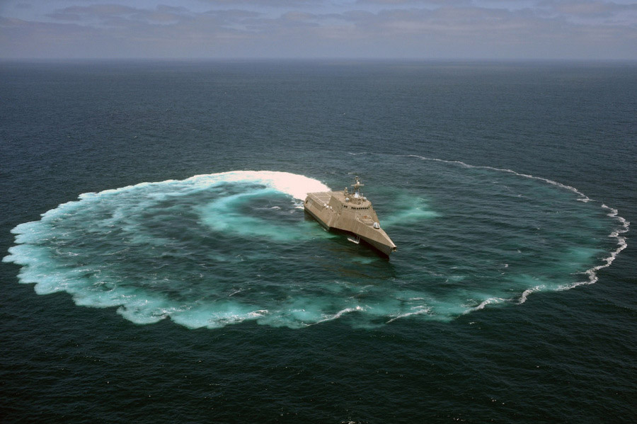 The littoral combat ship USS Independence (LCS 2) demonstrates its maneuvering capabilities in the Pacific Ocean off the coast of San Diego.  The littoral combat ship (LCS) is a class of relatively small surface vessels intended for operations in the littoral zone (close to shore) by the United States Navy. It can be fitted with interchangeable mission packages such as surface warfare, minesweeping and anti-submarine warfare.  (Source: cri.cn)