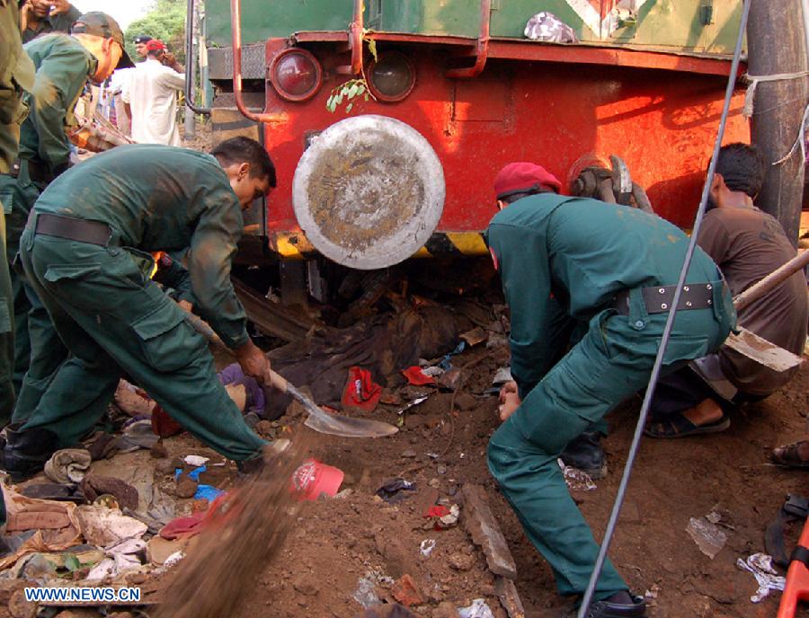 Rescuers work at the train accident site in eastern Pakistan's Gujranwala on July 25, 2013. At least three people were killed and several others injured when a train derailed here on Thursday, local media reported. (Xinhua/Stringer) 