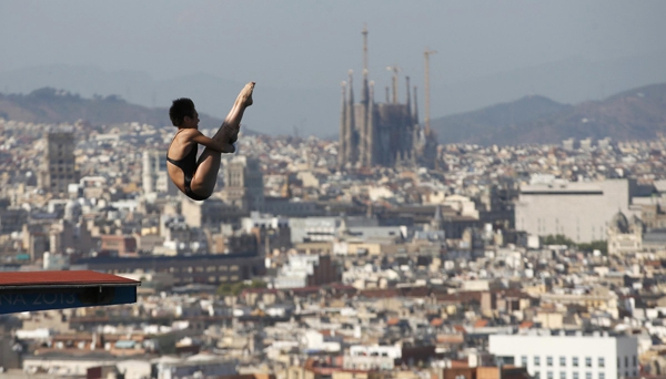 China's Si Yajie performs a dive at the women's 10m platform final during the World Swimming Championships at the Montjuic municipal pool in Barcelona July 25, 2013. (Chinadaily.com.cn/agencies)