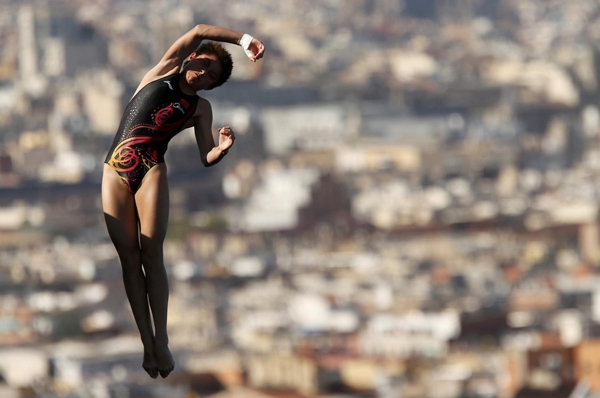 China's Si Yajie performs a dive at the women's 10m platform final during the World Swimming Championships at the Montjuic municipal pool in Barcelona July 25, 2013. (Chinadaily.com.cn/agencies)