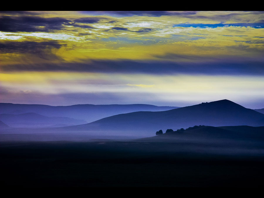 Saihanba, 400 km from Beijing, means 'beautiful highland' in Mongolian. This was the hunting field of the Qing Emperors and has stunning scenery in autumn.(China.org.cn)