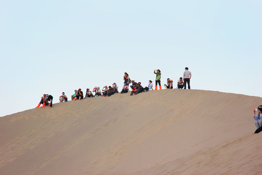 A group of visitors bask in the dusk's light, moments before sunset. (CRIENGLISH.com/William Wang)