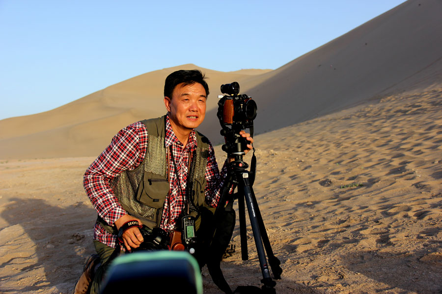 Professional and amateur photographers alike flock to capture the sights of Mingsha Mountain. (CRIENGLISH.com/William Wang)