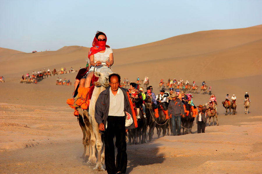 Visitors take in Mingsha Mountain's sights from an elevated perspective. (CRIENGLISH.com/William Wang)