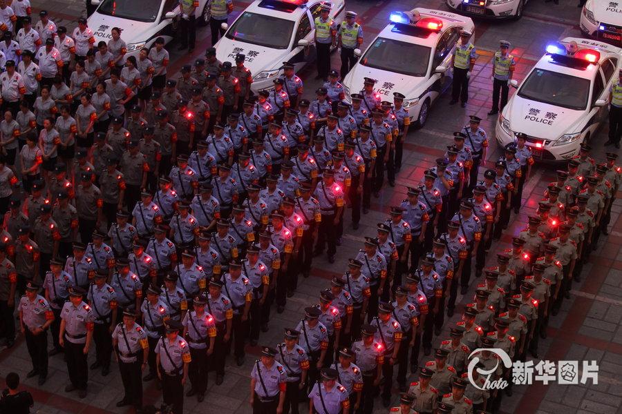 Policemen wear their new shoulder lights at a ceremony to launch the use of the night lights in Southwest China's Chongqing on July 25, 2013. (Photo/Xinhua)