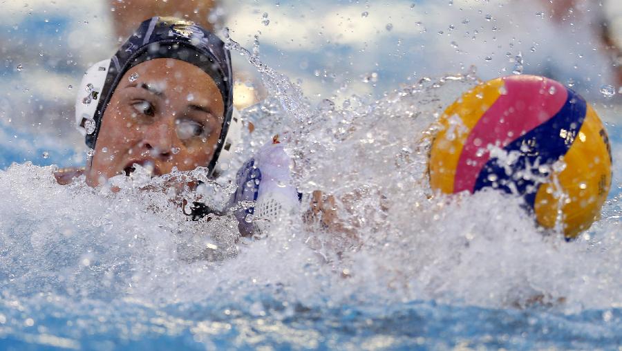 Alexandra Boyd of New Zeland (L) vies with China's Liu Ping during their women's water polo group B preliminary round match in the 15th FINA World Championships in Barcelona, Spain, on July 25, 2013. China won 13-5. (Xinhua/Wang Lili)