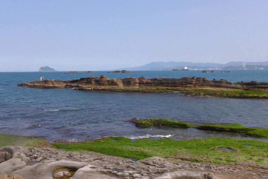 Photo shows the beautiful scenery at the Yehliu Geopark in Taipei County of southeast China's Taiwan Province. The Yehliu Geopark is one of the most well-known geoparks in northern Taiwan, featuring its scenery of efflorescence. (China.org.cn)