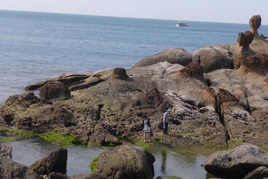 Photo shows the beautiful scenery at the Yehliu Geopark in Taipei County of southeast China's Taiwan Province. The Yehliu Geopark is one of the most well-known geoparks in northern Taiwan, featuring its scenery of efflorescence. (China.org.cn)