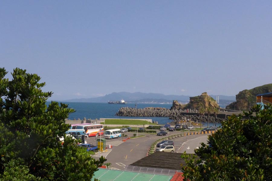 Photo shows the beautiful scenery at the Yehliu Geopark in Taipei County of southeast China's Taiwan Province. The Yehliu Geopark is one of the most well-known geoparks in northern Taiwan, featuring its scenery of efflorescence. (China.org.cn)