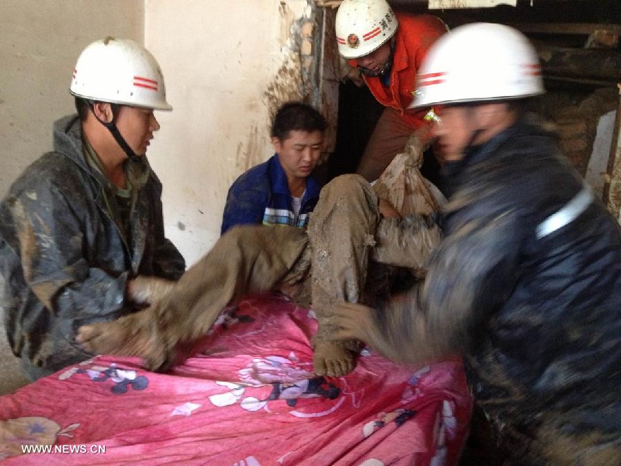 Rescuers work at Niangniangba Town of Qinzhou District in Tianshui City, northwest China's Gansu Province, July 25, 2013. A torrential rain hit Gansu Province on Wednesday, causing mountain torrents, mud-rock flows and landslips. (Xinhua/Ren Hengfeng)