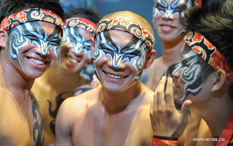 Dancers perform in the press conference of the Dance Drama "Drum God" in Taipei, southeast China's Taiwan, July 26, 2013. The Dance Drama "Drum God" held by two cross-strait ensembles will be performed on Aug. 10 in Taichung City.(Xinhua/Tao Ming)