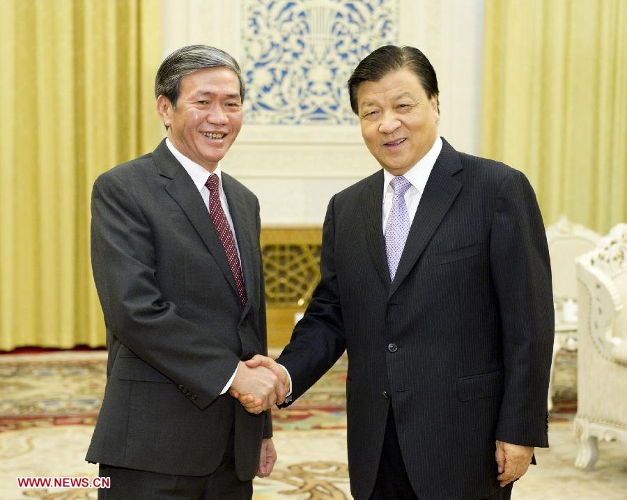 Liu Yunshan (R), a member of the Standing Committee of the Political Bureau of the Communist Party of China (CPC) Central Committee, meets with Dinh The Huynh, a member of the Political Bureau of the Communist Party of Vietnam Central Committee, secretary of the Communist Party of Vietnam (CPV) Central Committee's Secretariat and chairman of the Central Theory Council, in Beijing, capital of China, July 26, 2013. (Xinhua/Huang Jingwen) 