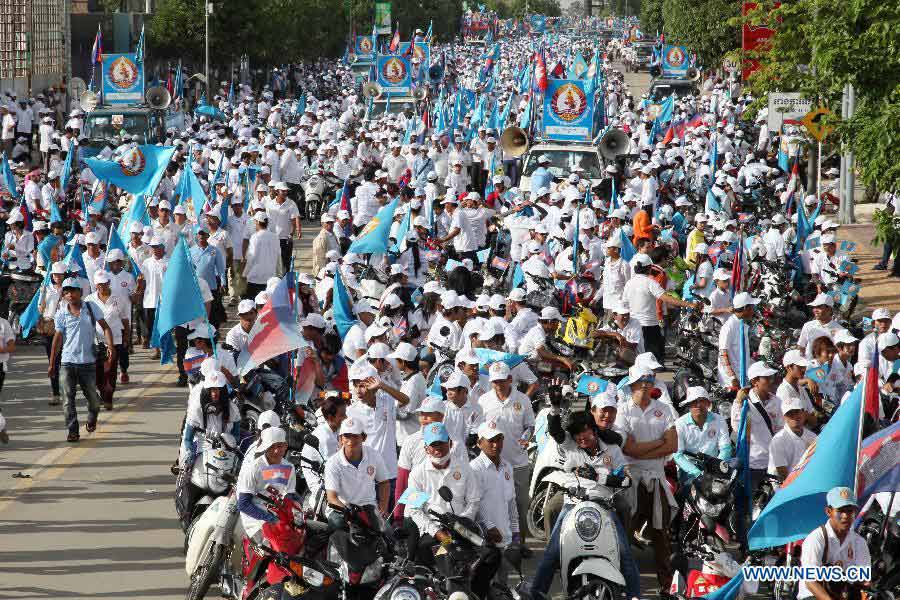 Supporters of the Cambodian People's Party attend a campaign rally in Phnom Penh, Cambodia, July 26, 2013. Cambodia's fifth parliamentary elections are ready to kick off on Sunday, a National Election Committee (NEC) official said Friday. (Xinhua/Phearum)