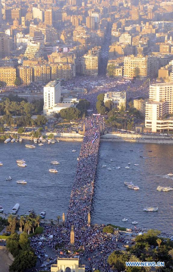 This handout photo released by the Egyptian Army on July 27, 2013, shows pro-military protesters gathering at the Tahrir Square, in Cairo, Egypt, on July 26, 2013. Millions of Egyptians held mass rallies and parade to show their attitude around the country on Friday. Death toll of clashes erupted late Friday between supporters and opponents of Egypt's ousted president Mohamed Morsi has climbed to at least 139 on Saturday, the Muslim Brotherhood (MB) and local media said. (Xinhua/Egyptian Army) 