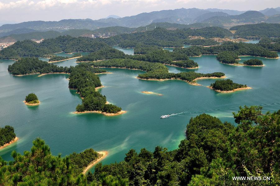 Photo taken on July 27, 2013 shows the view of the Qiandao Lake (Thousand Island Lake) in Chun'an County, east China's Zhejiang Province. (Xinhua/Hao Qunying)