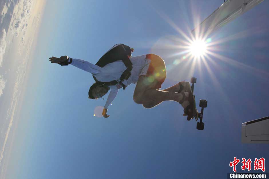 Daredevil Oliver Furrer has taken his thrill-seeking to new heights - by 'surfing' the clouds on a snowboard.　(Source: chinanews.com)