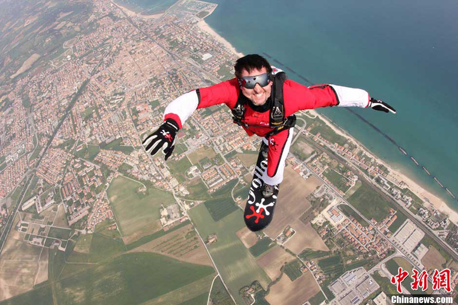 Daredevil Oliver Furrer has taken his thrill-seeking to new heights - by 'surfing' the clouds on a snowboard.　(Source: chinanews.com)