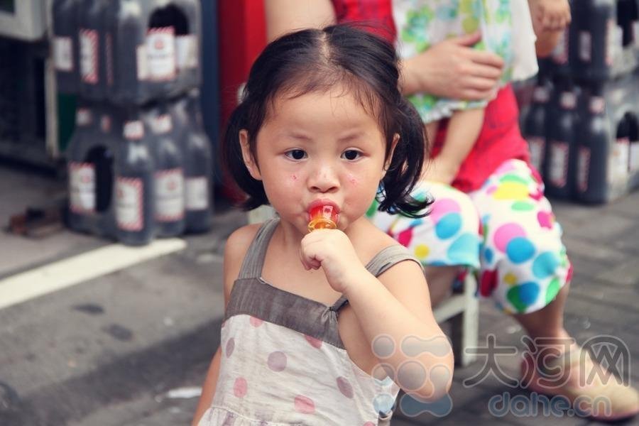 Yimin waits for her father to pick her every weekend. At first, Zhang had a girl friend, who also liked Yimin and agreed to adopt the baby. Zhang made efforts to get residence registration for the baby and gave her name- Zhang Yimin. After adopting the baby, Zhang's girlfriend stayed at home to take care of the baby; Zhang went out for work. Such life lasted for a year. (Photo/Dahe.cn)  