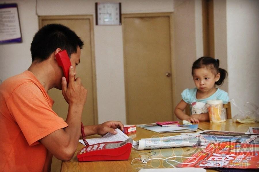 Zhang starts his daily work without breakfast. (Photo/Dahe.cn)  