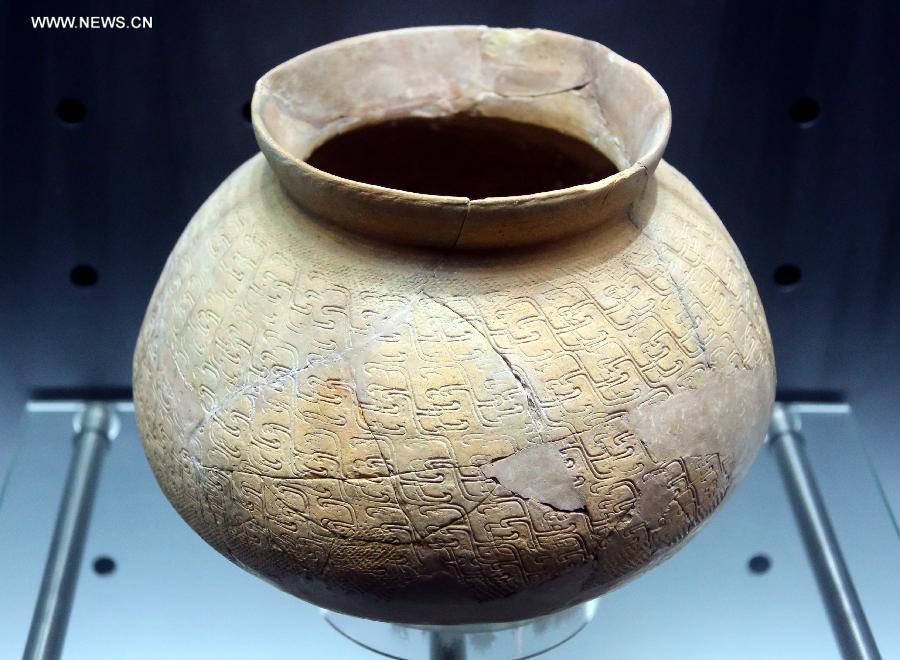 Photo taken on July 27, 2013 shows a pottery jar of China's Bronze Age at the Hong Kong Heritage Discovery Centre in Hong Kong, south China. By occupying and restoring the historic building of a former British barrack, the centre has opened to the public since 2005 for antiquities exhibition and education use. (Xinhua/Li Peng) 