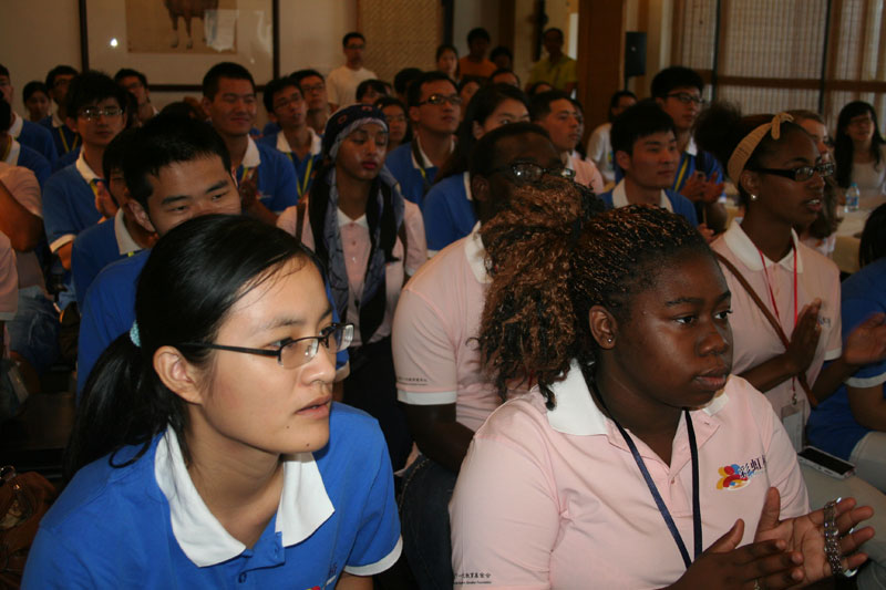 Young Chinese and American students listen carefully to a lecture given by Zheng Xiaohua, a famous Chinese calligrapher at the School of Arts in Renmin University on Wednesday, July 24, 2013. [Photo: CRIENGLISH.com] 