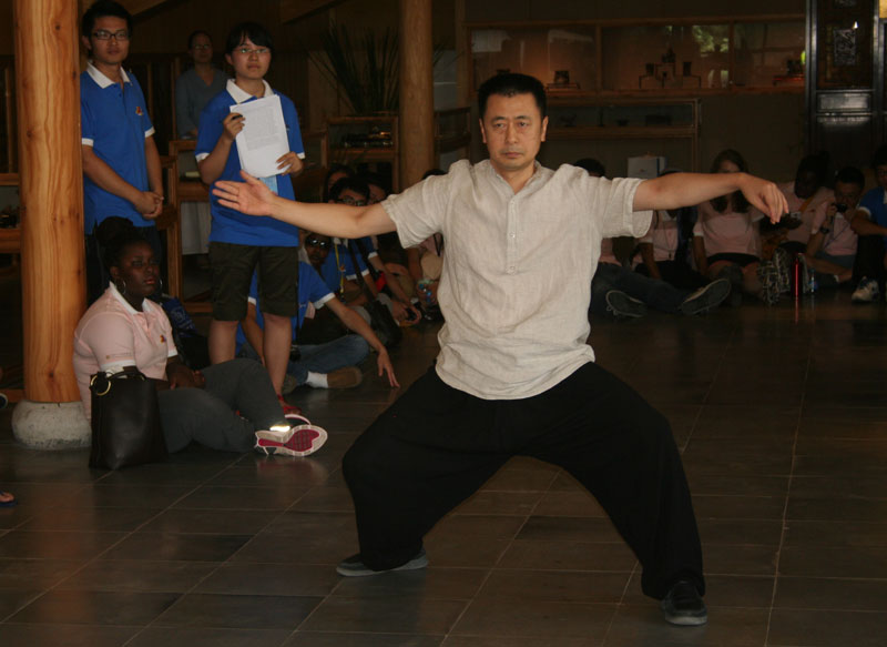 A Taichi boxer performs in front of Chinese and American students during their "Rainbow Bridge" study camp on Wednesday morning, July 24, 2013. [Photo: CRIENGLISH.com] 