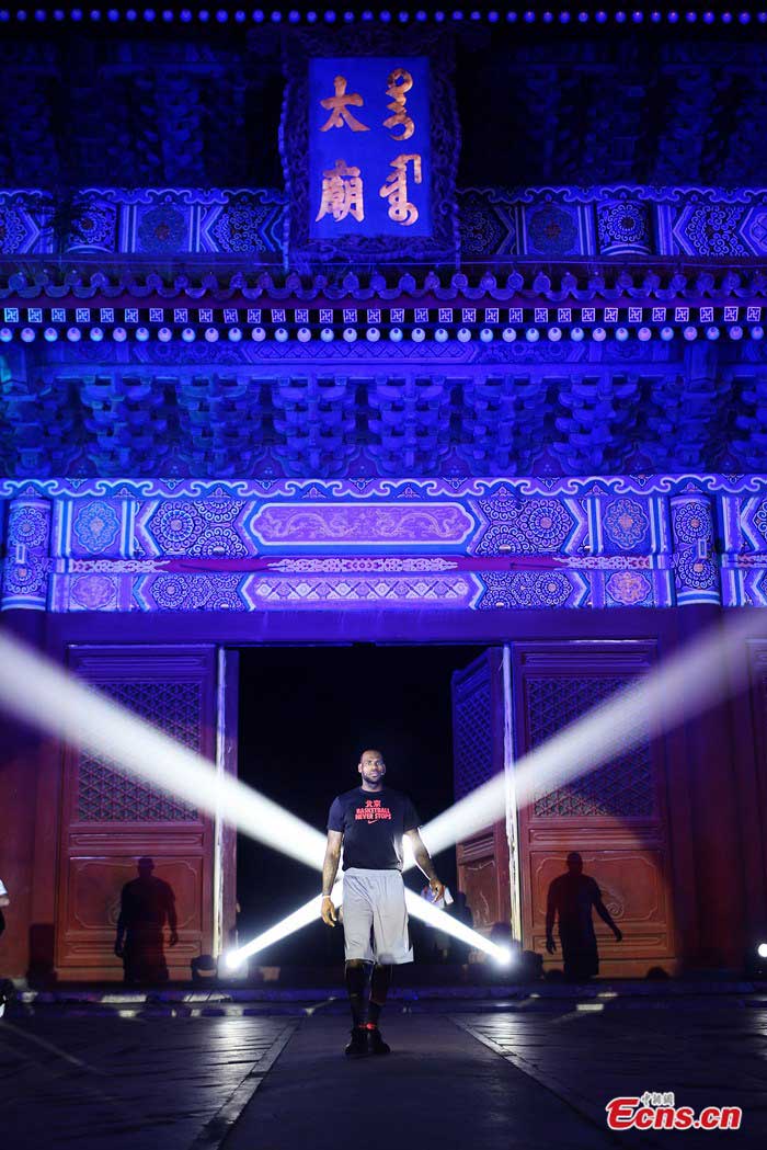 NBA basketball player LeBron James, also nicknamed "King James", attends a promotion activity of a sports brand at the Imperial Ancestral Temple in Beijing on July 27. （Photo: CNS / Han Han)