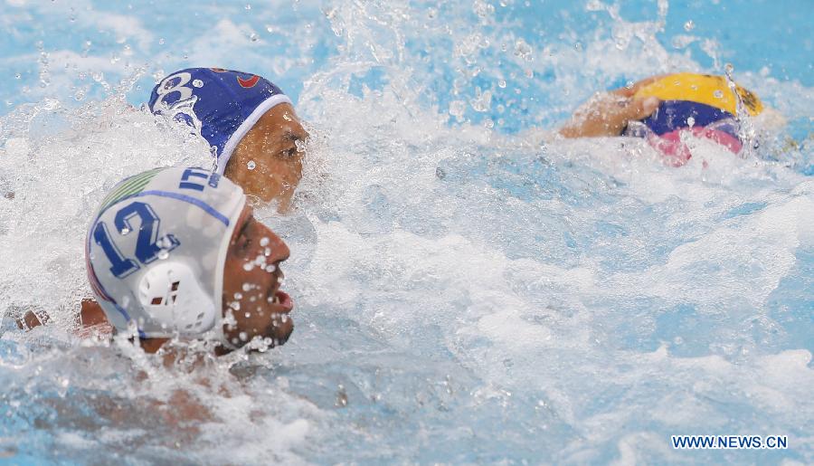 China's Wang Yang(Top) vies with Italy's Christian Napolitano during Men's Waterpolo Quarterfinal Qualification match between China and Italy in the 15th FINA World Championships at Piscines Bernat Picornell in Barcelona, Spain on July 28, 2013. China lost 3-11.(Xinhua/Wang Lili)