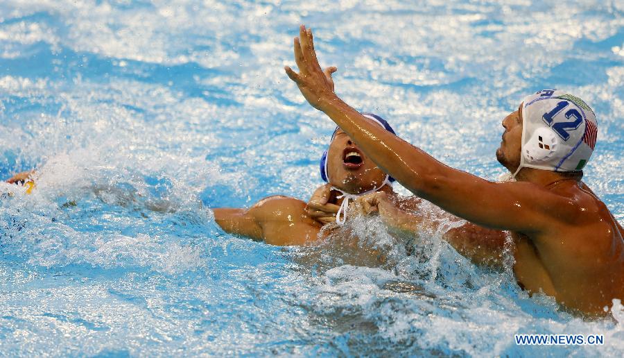 China's Liang Zhongxing(L) vies with Italy's Christian Napolitano during Men's Waterpolo Quarterfinal Qualification match between China and Italy in the 15th FINA World Championships at Piscines Bernat Picornell in Barcelona, Spain on July 28, 2013. China lost 3-11.(Xinhua/Wang Lili)