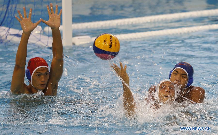 China's Wu Honghui (L) defends during Men's Waterpolo Quarterfinal Qualification match between China and Italy in the 15th FINA World Championships at Piscines Bernat Picornell in Barcelona, Spain on July 28, 2013. China lost 3-11.(Xinhua/Wang Lili)