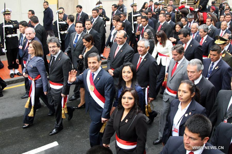 Peruvian President Ollanta Humala (C) walks towards the government palace, in Lima, Peru, on July 28, 2013. President Humala took part in the activities for the 192 Anniversary of the Peru's Independence. (Xinhua/Luis Camacho) 