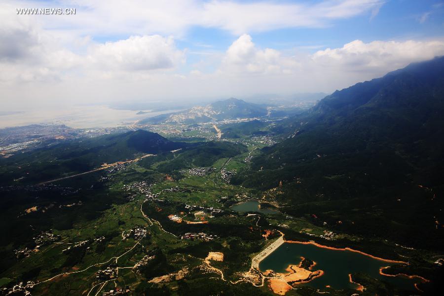 Photo taken on a helicopter shows the view of a junction of the Lushan Mountain and the Poyang Lake in Jiujiang City, east China's Jiangxi Province, July 28, 2013. Helicopters are to be used for sightseeing in the famous scenery area on Sunday. (Xinhua/Zhang Haiyan)