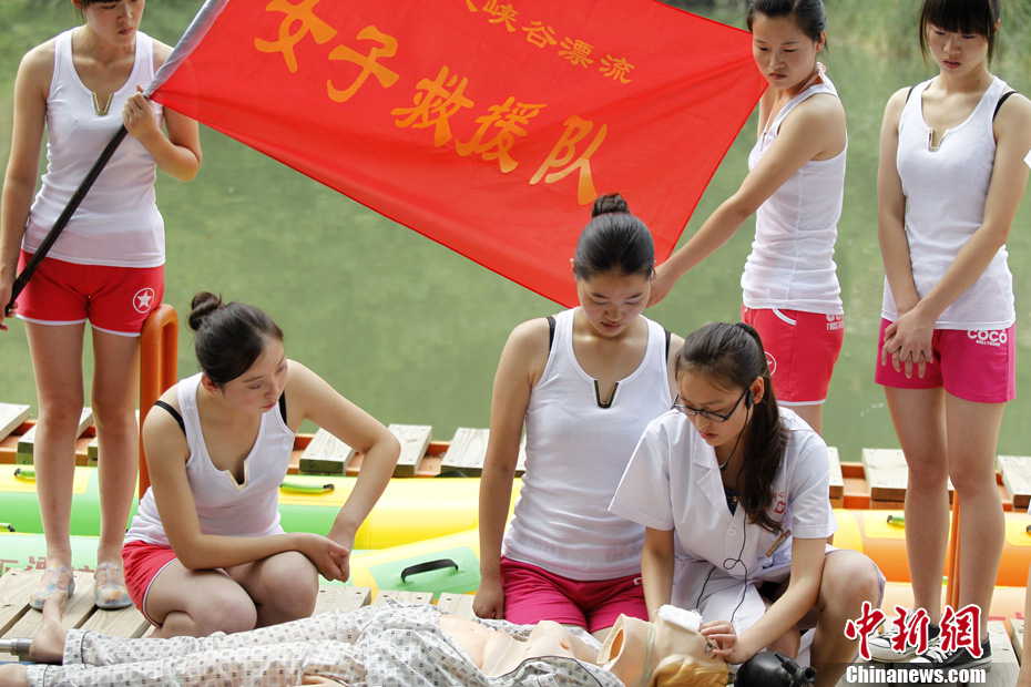 A woman receives emergency procedure training under the instruction of a medical worker in Yuxi Grand Canyon, central China’s Henan province on July 25, 2013. (Photo by Wang Zhongju/ Chinanews.com)