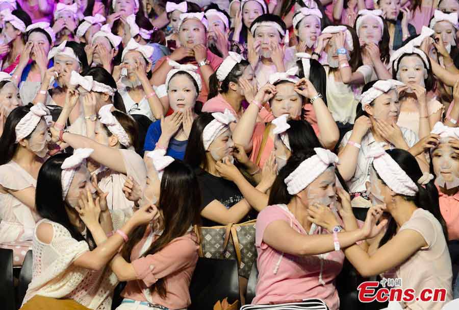 A total of 1223 people broke the Guinness World Record by applying facial masks for 10 minutes at the same time in Taipei on July 28, 2013. 974 people in California, US set the former Guinness World Record in 2012. (Photo/Liu Zhen)