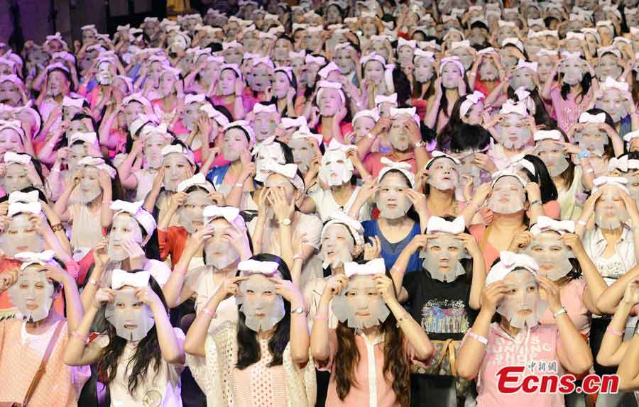 A total of 1223 people broke the Guinness World Record by applying facial masks for 10 minutes at the same time in Taipei on July 28, 2013. 974 people in California, US set the former Guinness World Record in 2012. (Photo/Liu Zhen)