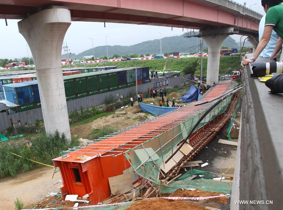 Photo taken on July 30, 2013 shows the collapse site near the Banghwa Bridge in Seoul, South Korea. Two Chinese workers were killed as a section of an under-construction ramp onto Banghwa Bridge collapsed Tuesday, according to Yonhap. (Xinhua/Yao Qilin) 