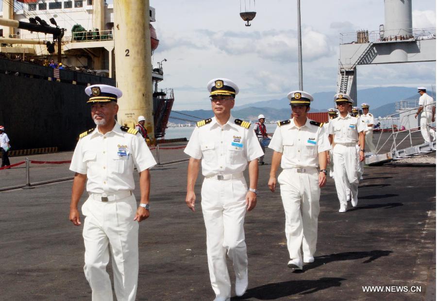 The crew of Japanese coastguard vessel arrives in Da Nang city, in Vietnam, on July 30, 2013. Japanese coastguard vessel Kojima anchored at Tien Sa Port in Vietnam's central Da Nang city on Tuesday, with 82 sailors and trainees on board, for an exchange of visit to the Vietnamese Marine Police Zone 2, local media reported. (Xinhua/VNA)