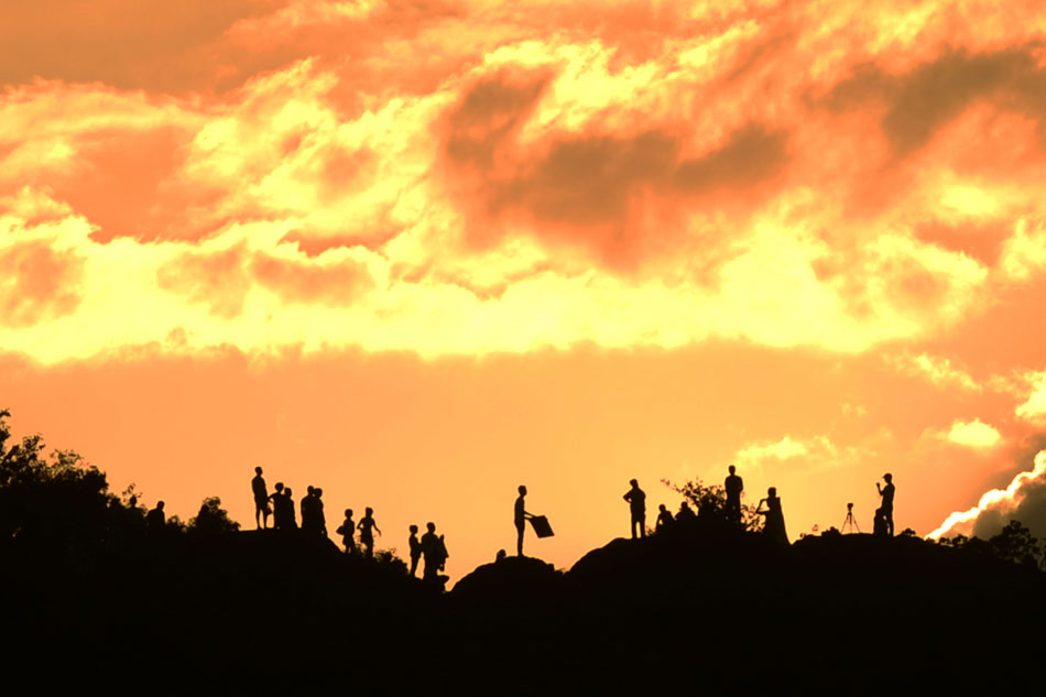 On July 23, visitors enjoy the glorious sunset on the top of Baoshi Mountain, near the West Lake, Hangzhou. The highest temperature that day reached 39.6 degrees Celsius, making it the hottest day in this summer. (Xinhua/Li Zhong)