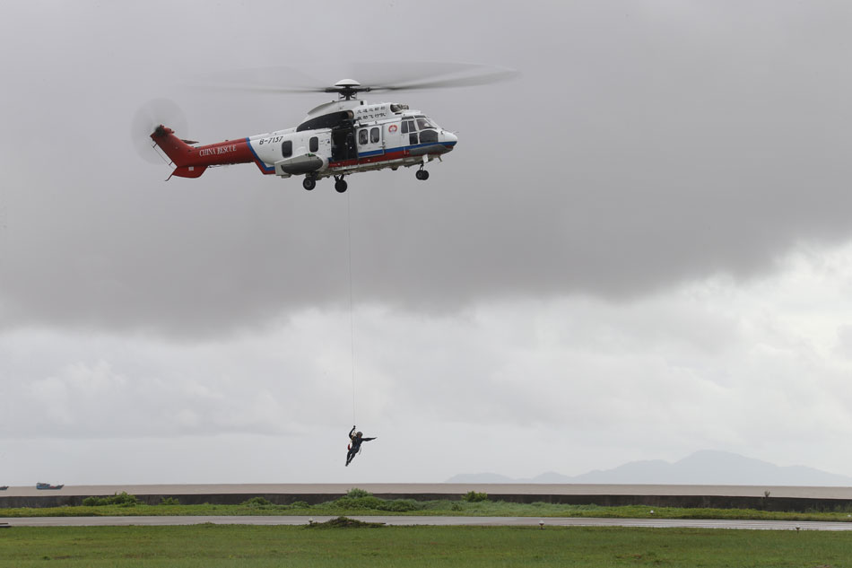 "South Sea Condor" has an air rescue drills on July 26. The first aerobatic rescue team of Ministry of Transport was founded in August 2004. The team is praised as “South Sea Condor” because it has saved 637 people successfully since June 30, 2013.(Xinhua/Xing Guangli)