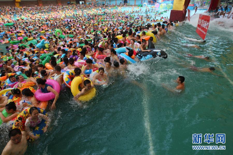 150,000 tourists rush to China's Dead Sea scenic spot in Suining, Sichuan province on July 27 as temperatures in the city surpassed 38 degrees Celsius. (Xinhua/Zhong Min)