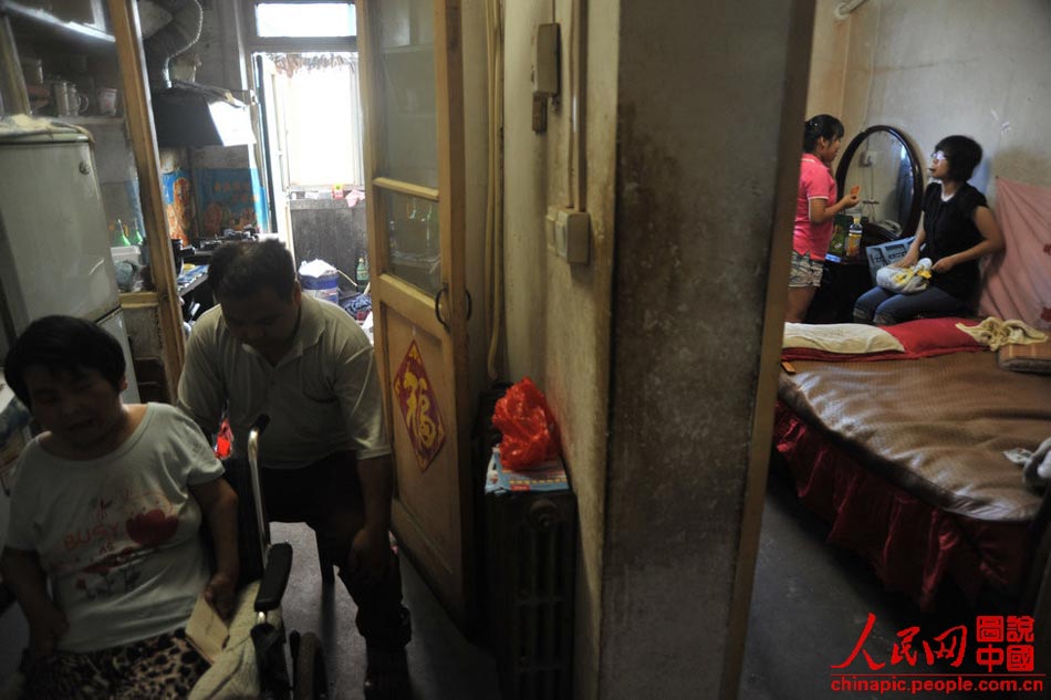 Gao's friend comes to visit her at home. They talked about the future high school in the room when Gao's parents took rest in the narrow corridor, on July 19, 2013. (Xinhua/Hu Linyun)