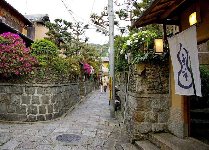 Kyoto, Japan's ancient capital and a living display of Japanese culture and history, is a must-see for visitors to the country. Kyoto's street are filled with traditional wooden houses, and it's renowned for its temples, sakura and autumn hues. While one of Japan's most beautiful cities, Kyoto is also known as one of its most expensive. (Photo: Huanqiu)