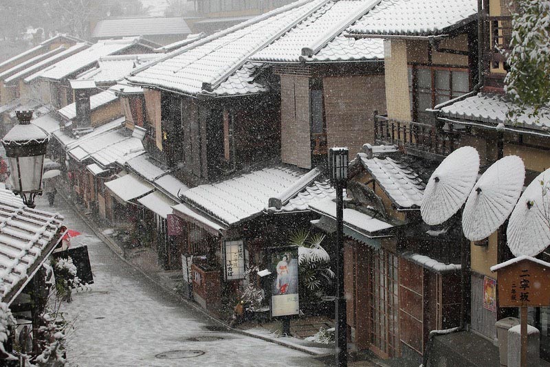 Kyoto, Japan's ancient capital and a living display of Japanese culture and history, is a must-see for visitors to the country. Kyoto's street are filled with traditional wooden houses, and it's renowned for its temples, sakura and autumn hues. While one of Japan's most beautiful cities, Kyoto is also known as one of its most expensive. (Photo: Huanqiu)