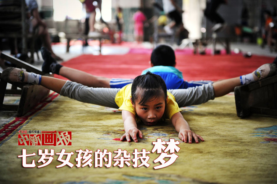 Xiuhua practices in the exercise room. (Chinanews/Wang Dongming)