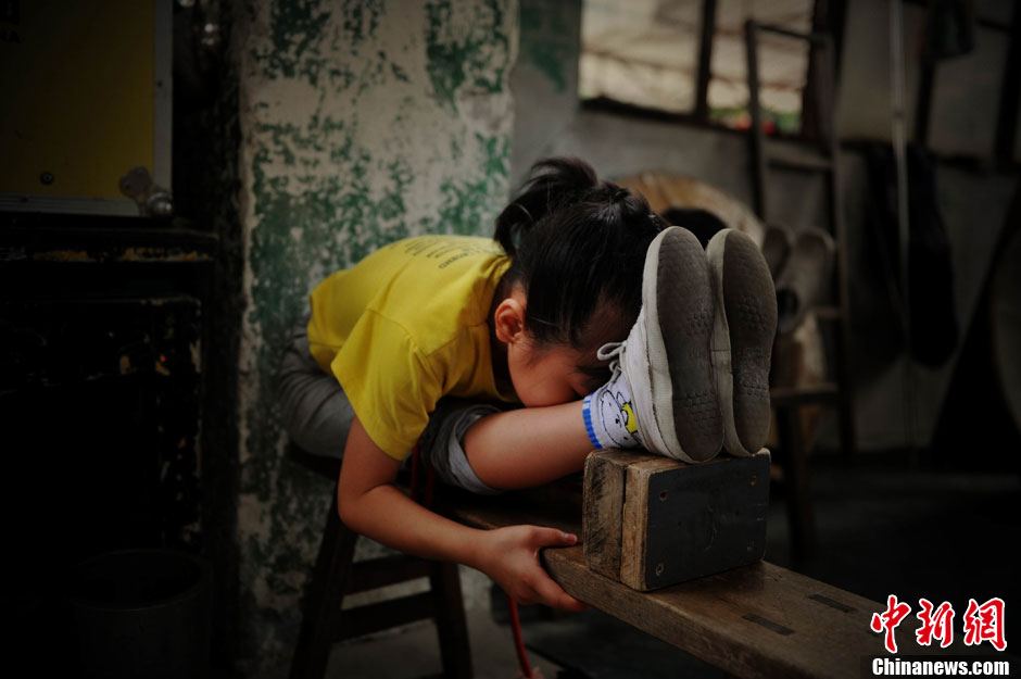 Xiuhua practices in the exercise room. (Chinanews/Wang Dongming)