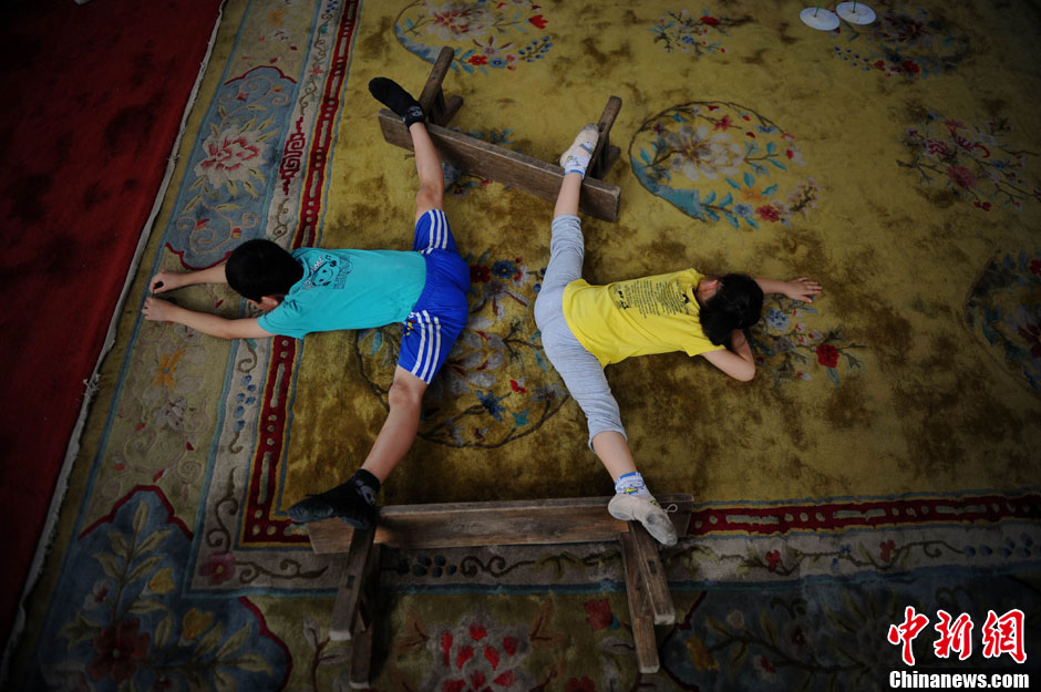 Xiuhua and her partner make practice together. (Chinanews/Wang Dongming)