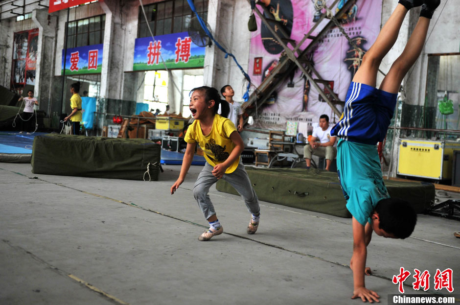 Xiuhua appears cheerful after the practice. (Chinanews/Wang Dongming)