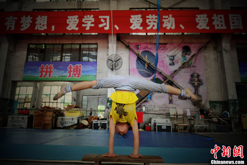 Xiuhua makes practice in the exercise room. (Chinanews/Wang Dongming)