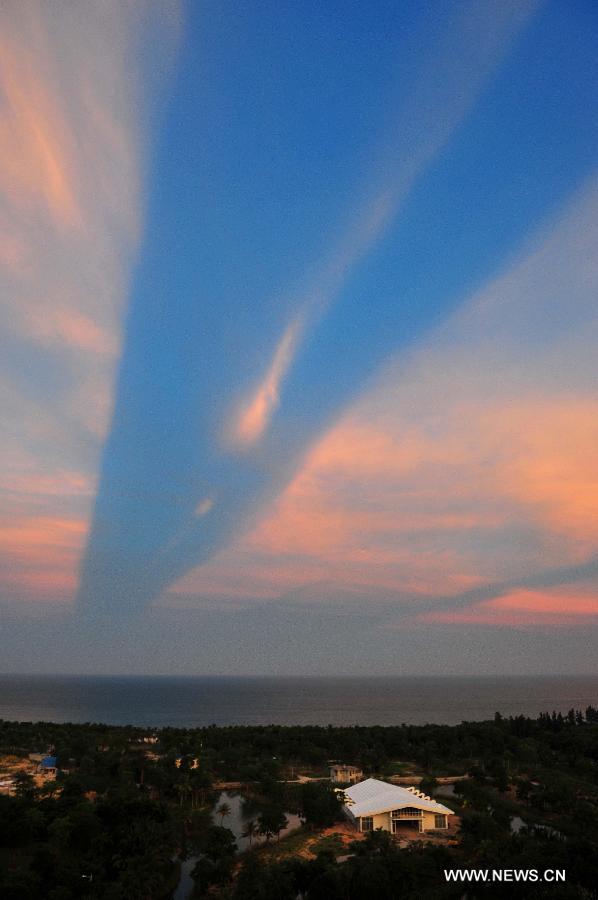 Photo taken on July 31, 2013 shows an unusual astronomical phenomena above the sky in Bo'ao Town of Qionghai City, south China's Hainan Province. (Xinhua/Guo Cheng)